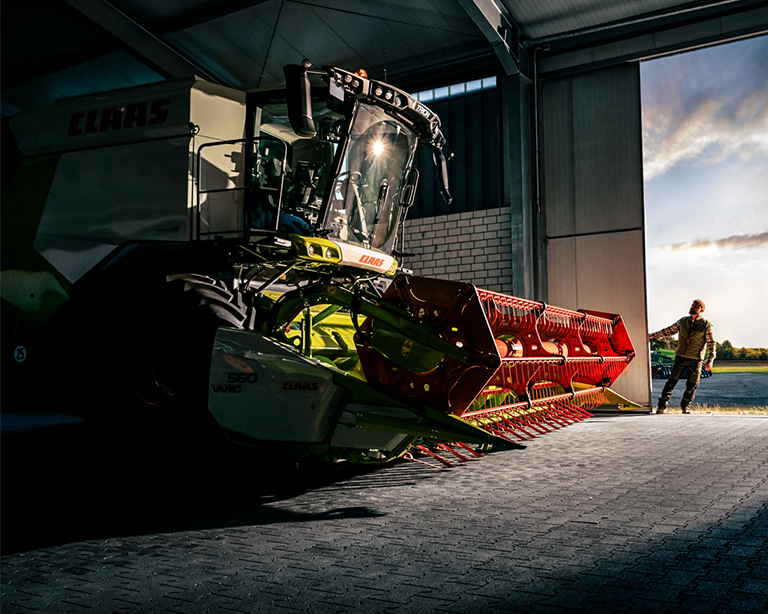 Finansowanie fabryczne CLAAS – kombajn CLAAS z hederem Vario przygotowany do pracy w gospodarstwie