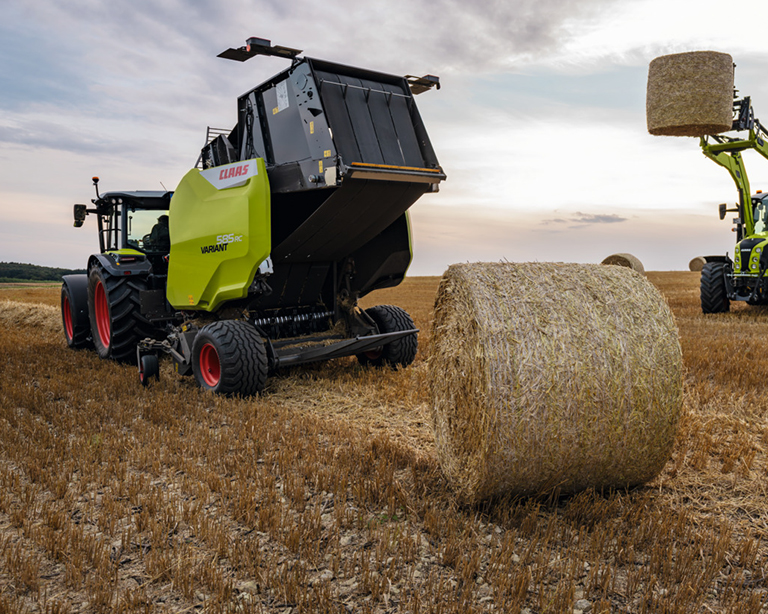 Prasa zwijająca CLAAS VARIANT podczas belowania słomy – finansowanie fabryczne 0% do 2 lat